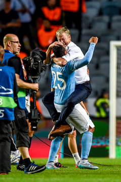 Malmö FFs tränare Åge Hareide firar i famnen på Felipe