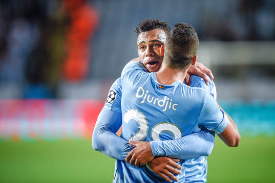 Malmö FFs Felipe Carvalho omfamnar Nikola Djurjic