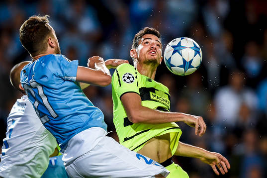 Celtics Nir Biton i en luftduell med Malmö FFs Kari Arnason