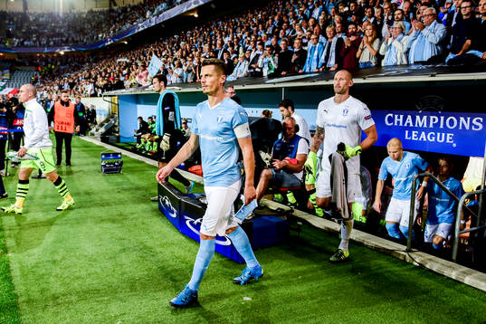 Malmö FFs Markus Rosenberg på väg in på planen före