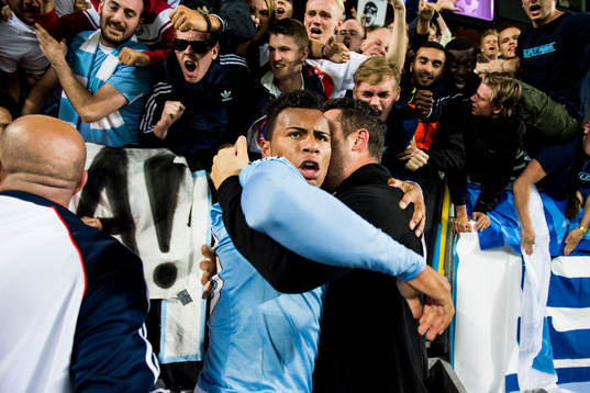 Malmö FFs Felipe Carvalho jublar med publiken