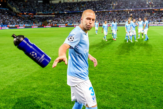 Malmö FFs Anton Tinnerholm slänger en vattenflaska före