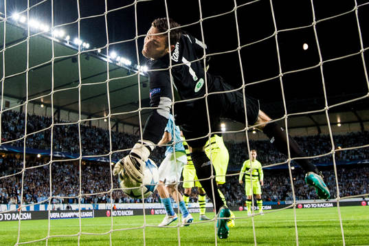 Celtics målvakt Craig Gordon försöker förhindrar 2-0