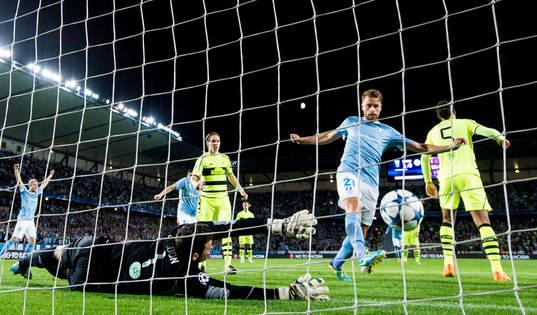 Malmö FFs Kari Arnason framför Celtics målvakt Craig