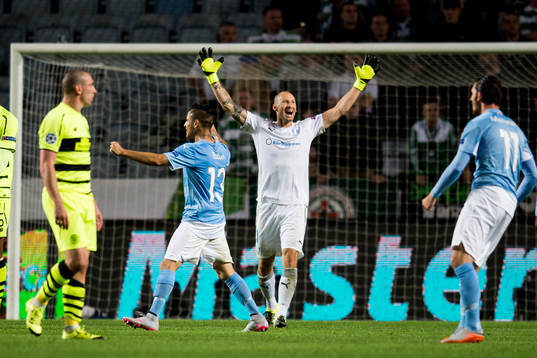 Malmö FFs målvakt Johan Wiland jublar