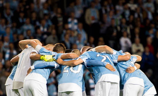 Malmö FFs spelare samlas i en ring