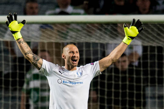 Malmö FFs målvakt Johan Wiland jublar