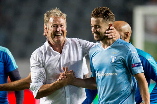 Malmö FFs tränare Åge Hareide klappar om Kari Arnason