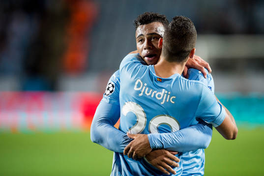 Malmö FFs Felipe Carvalho kramas om av Nikola Djurjic