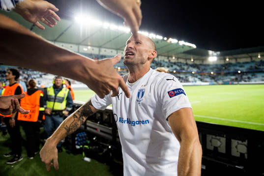 Malmö FFs målvakt Johan Wiland jublar med publiken