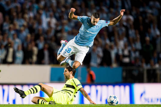 Celtics Charlie Mulgrew tacklar Malmö FFs Nikola Djurjic