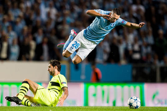 Celtics Charlie Mulgrew tacklar Malmö FFs Nikola Djurjic
