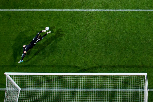 Celtics målvakt Craig Gordon gör en räddning
