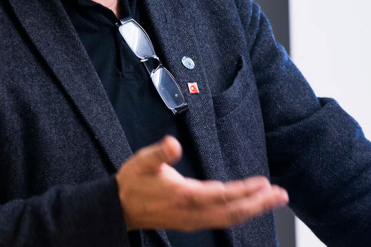 En SEF Pins och en Svenska Spel Pin på en kavaj