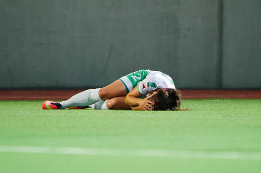 Hammarbys Helen Eke ligger ner