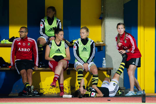 AIKs naprapat Stina Sandin hjälper en spelare