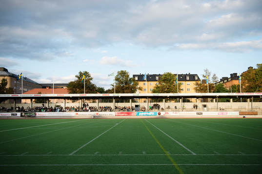 Kvällssol över publiken och arenan innan matchstart
