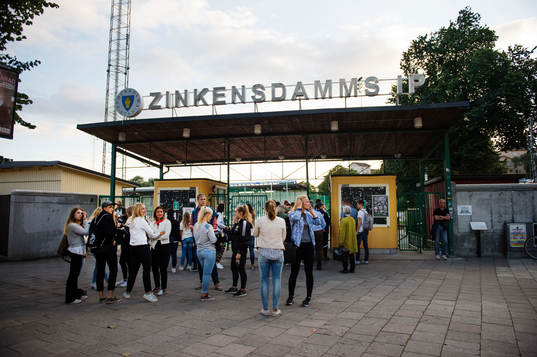 Supportrar väntar på att få gå in på arenan