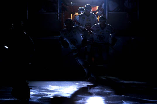 Frölundas spelare åker ut på isen innan ishockeymatchen