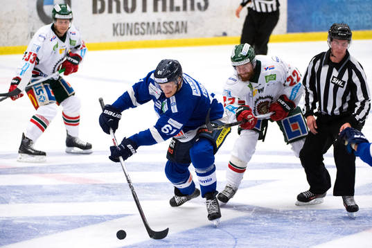 Karlskogas Mikael Eriksson jagas av Frölundas Robin Figren