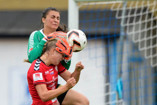 Rosengårds målvakt Zecira Musovic och Karlskogas Therese