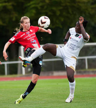 Kristianstads Amanda Edgren och Rosengårds Anita Asante i