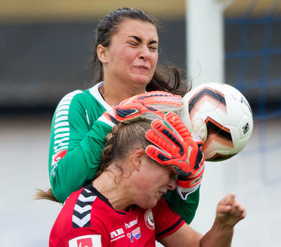 Kristianstads Therese Ivarsson och Malmös målvakt Zecira
