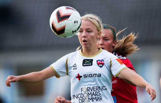 Malmös 18-åriga Nathalie Persson tar ner bollen i matchen