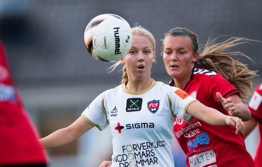 Malmös 18-åriga Nathalie Persson tar ner bollen i matchen