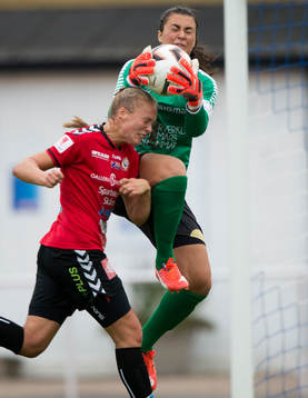 Kristianstads Therese Ivarsson och Malmös målvakt Zecira