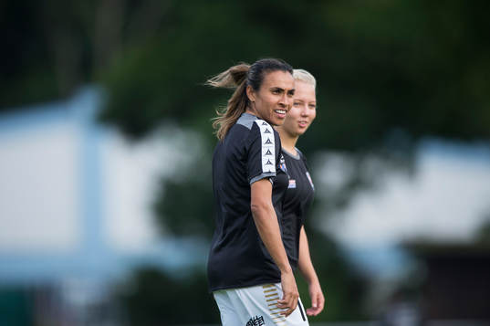 Malmös Marta och 18-åriga Nathalie Persson i matchen i