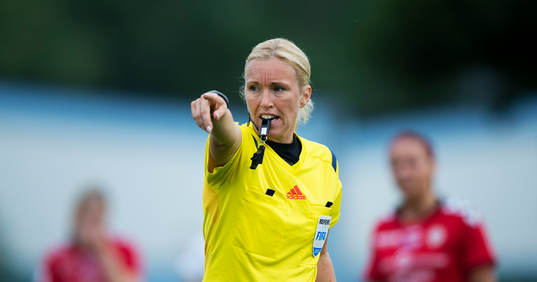 Domare Sara Persson i matchen i damallsvenskan mellan