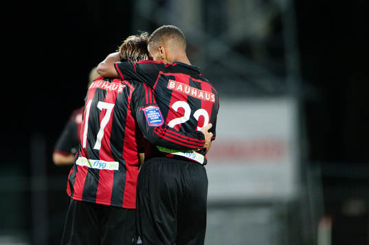Brommapojkarnas Nikola Grubjesic blir gratulerad av