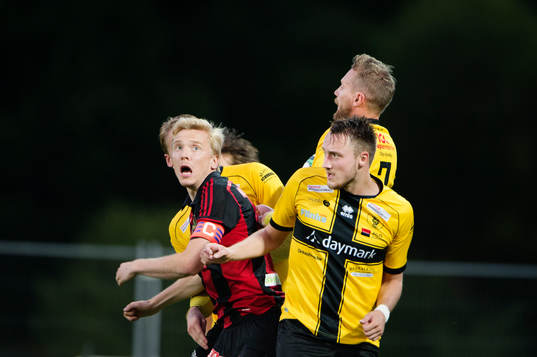 Brommapojkarnas Gustav Sandberg Magnusson i en duell med