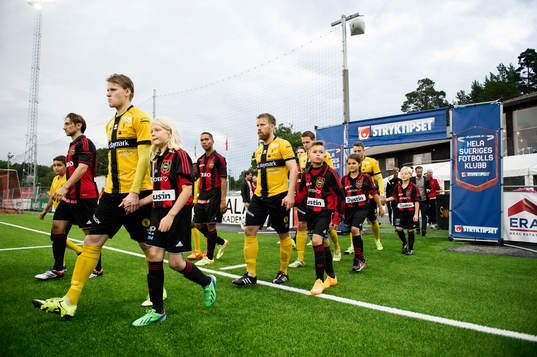 Brommapojkarna och Frej Täby äntrar planen