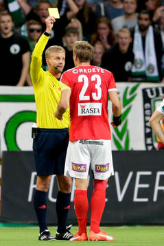 Kalmars Viktor Elm får gult kort av domaren Glenn Nyberg