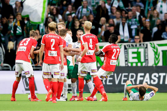 Hammarbys spelare är irriterade på Kalmars Viktor Elm