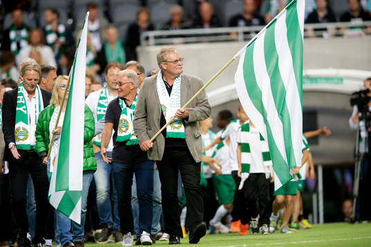 Ronnie Hellström går med fanan