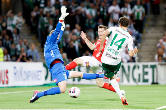 Kalmars målvakt Lars Cramer räddar ett friläge från