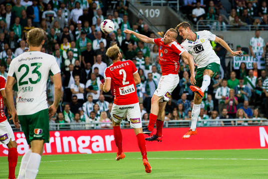 Kalmars Tobias Eriksson och Hammarbys Richard Magyar i en