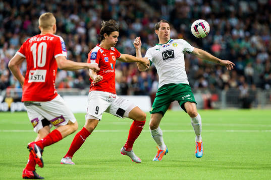 Kalmars Marcus Antonsson i kamp om bollen med Hammarbys