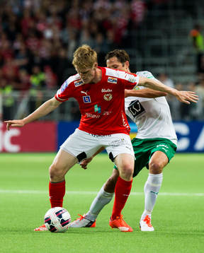 Kalmars Rasmus Elm i kamp om bollen med Hammarbys Philip