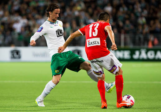 Hammarbys Linus Hallenius i kamp om bollen med Kalmars Emin