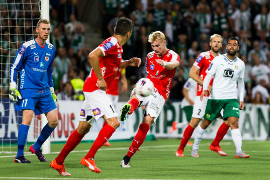 Kalmars målvakt Lars Cramer ser på när Ludvig Öhman