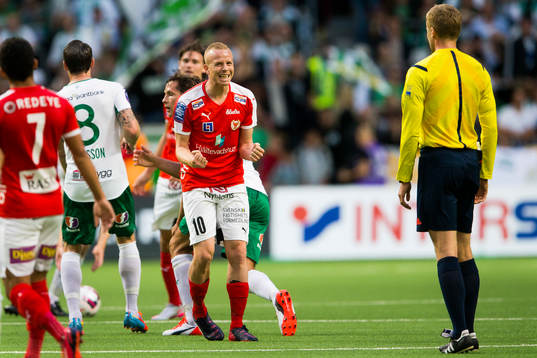 Kalmars Tobias Eriksson reagerar på domaren