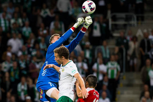 Kalmars målvakt Lars Cramer boxar bort bollen i en duell