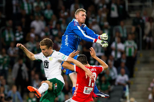 Hammarbys Fredrik Torsteinbö i en duell med Kalmars