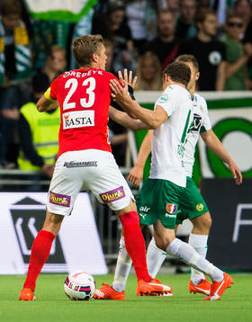 Kalmars Viktor Elm och Hammarbys Fredrik Torsteinbö i bråk