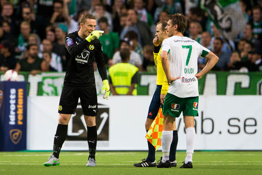Hammarbys målvakt Ögmundur Kristinsson reagerar på