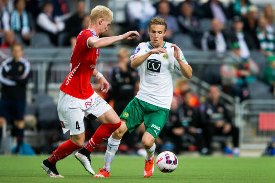 Kalmars Ludvig Öhman i kamp om bollen med Hammarbys
